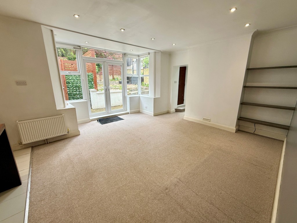 Lot: 1 - WELL PRESENTED TWO-BEDROOM FLAT WITH GARDEN AND PARKING - Living room